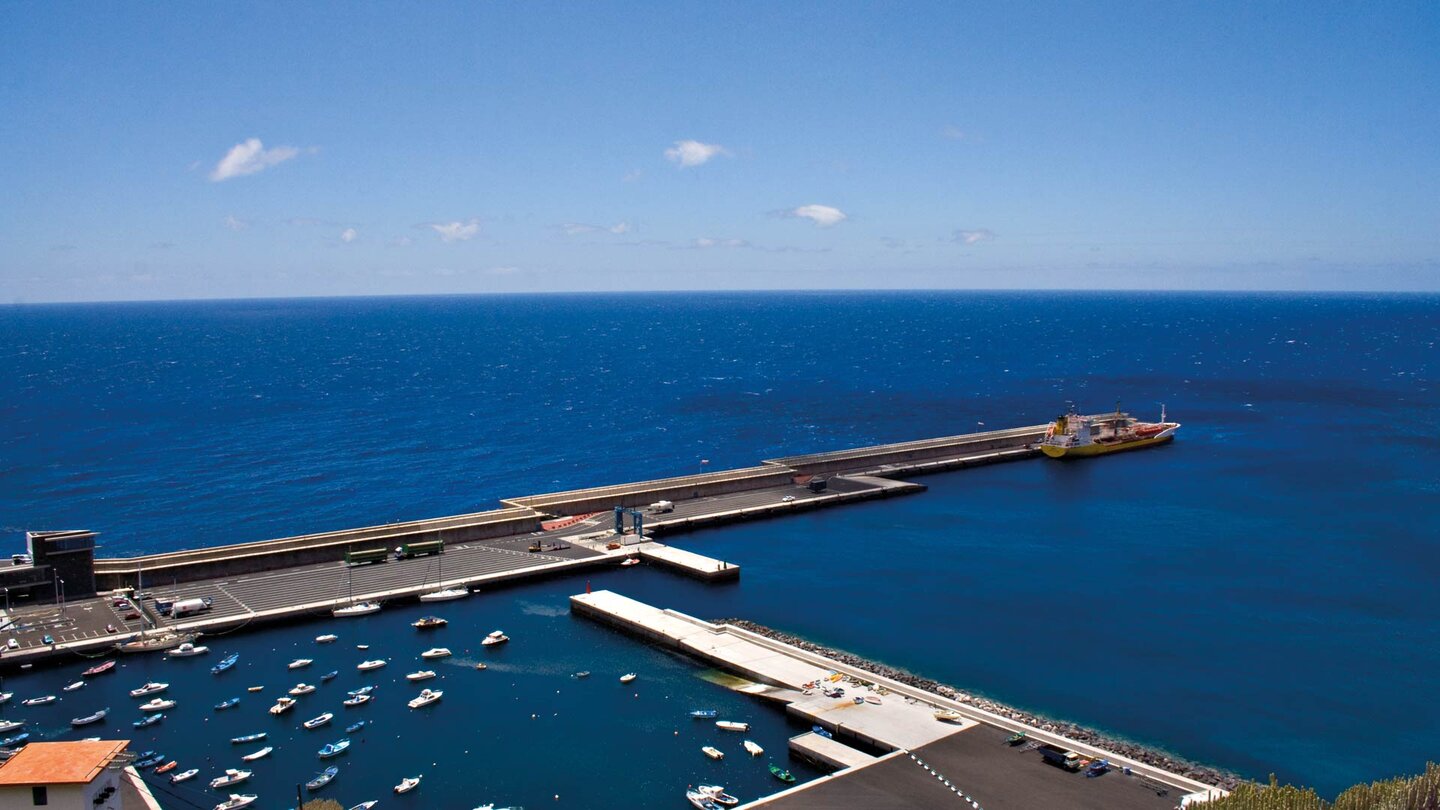 Blick auf den Hafen vom Mirador de la Estaca auf El Hierro an der Zufahrtsstraße