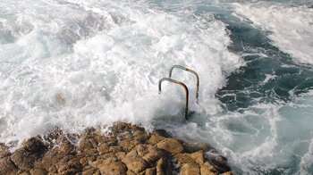 Einstiegsleiter in der tosenden Brandung am Charco de los Sargos auf El Hierro