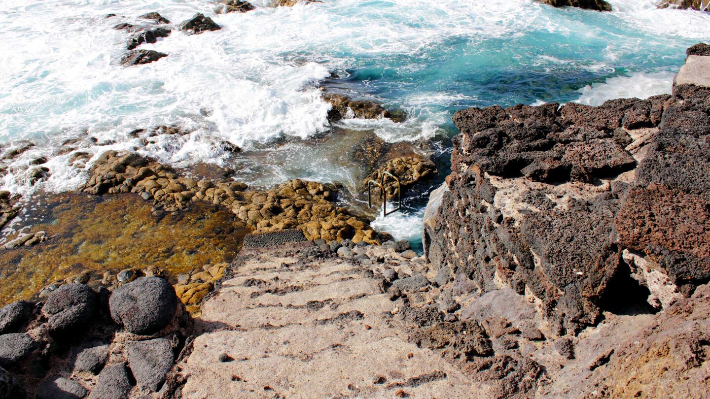 Treppen und Leitern bieten Einstiege in den Ozean am Charco de los Sargos auf El Hierro