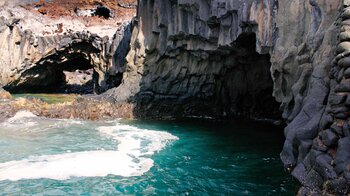 zerklüftetes Basaltgestein mit eindrucksvollen Höhlenformationen am Charco de los Sargos auf El Hierro