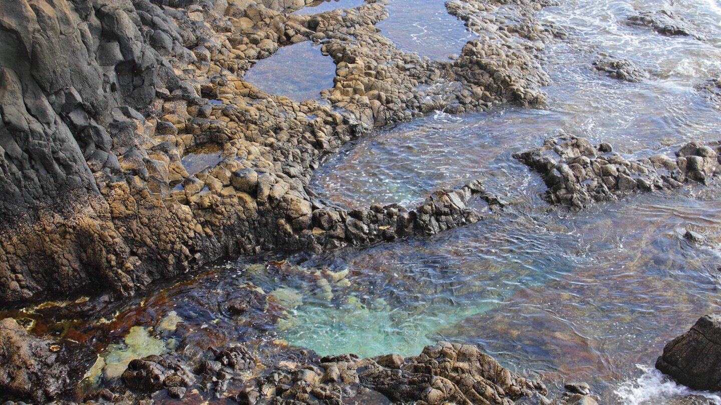 kleine Meerwasserbecken am Rand der natürlichen Badestelle Charco de los Sargos auf El Hierro