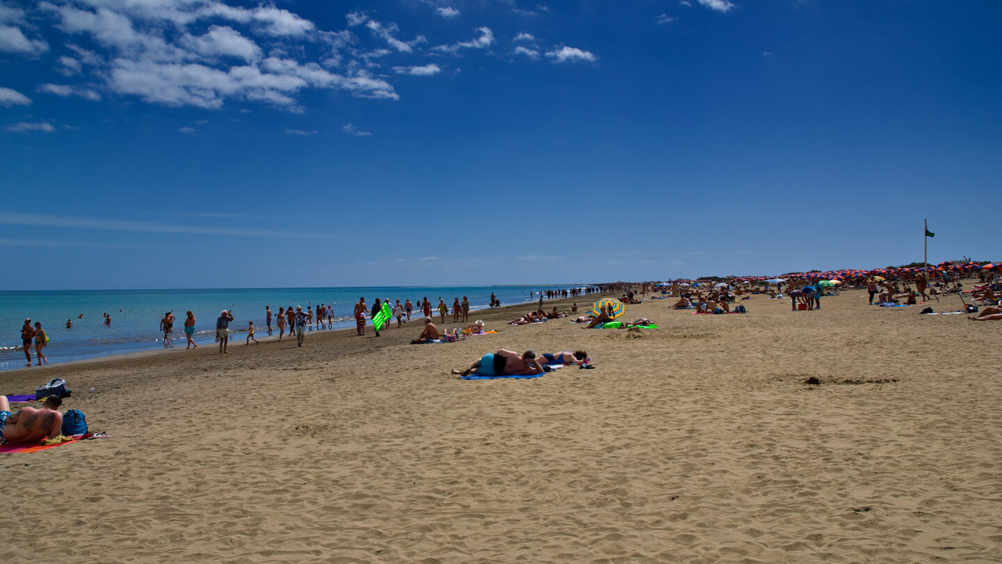 der begehrte Platz für Badetouristen an der Playa del Inglés auf Gran Canaria