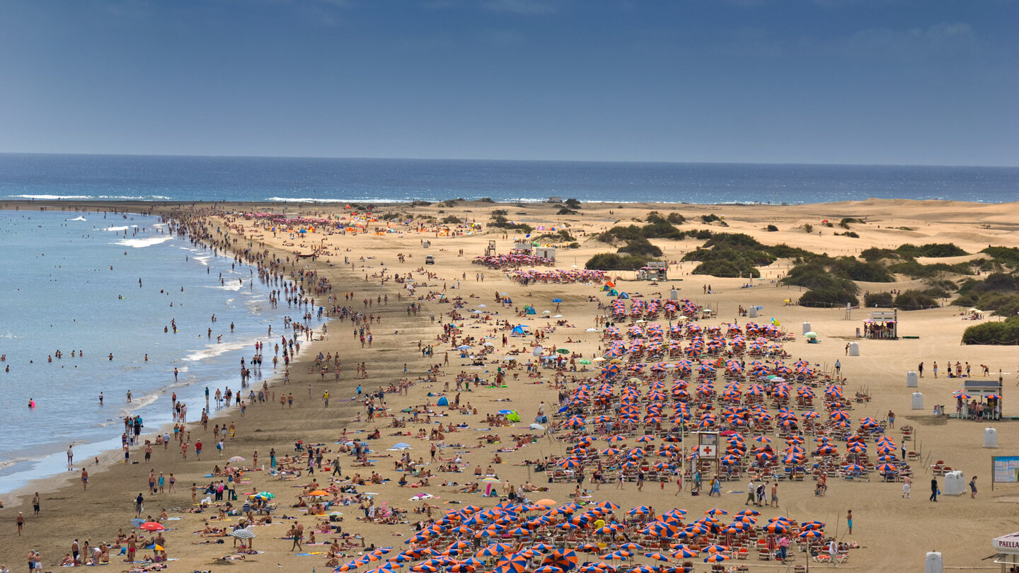 die Playa del Inglés auf Gran Canaria mit den Ausläufern der Dünen von Maspalomas