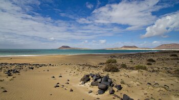 der einsame Strand Playa del Risco in der nähe der Salinas de Rio auf Lanzarote