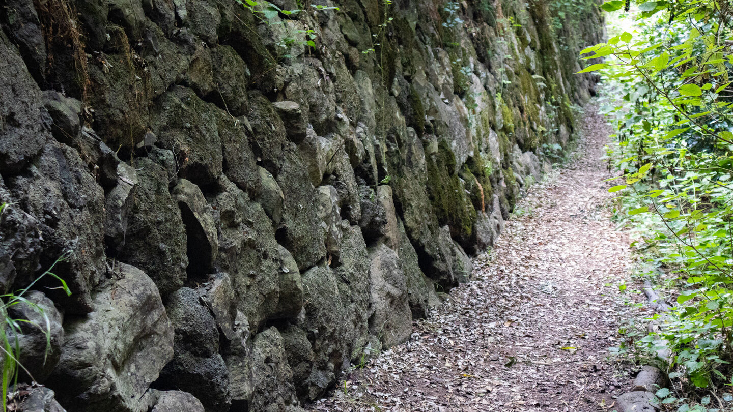 der Wanderweg verläuft entlang einer Steinmauer