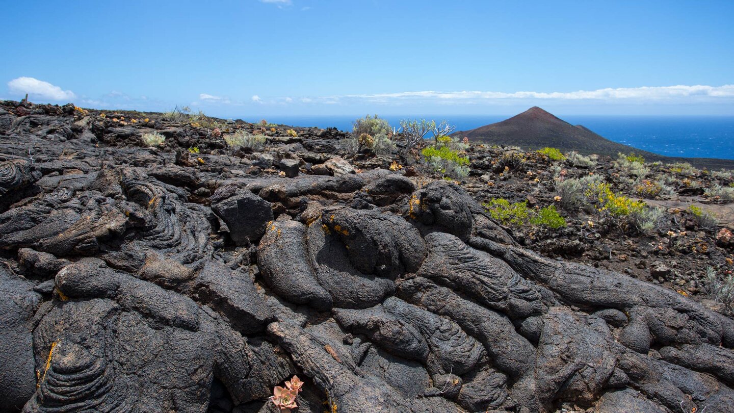 die spektakuläre Vulkanlandschaft von Los Lajiales auf El Hierro mit dem Montaña Restinga im Hintergrund