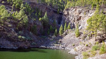 Felswände an den Ufern der Presa de Lugarejos zum Naturpark Tamadaba