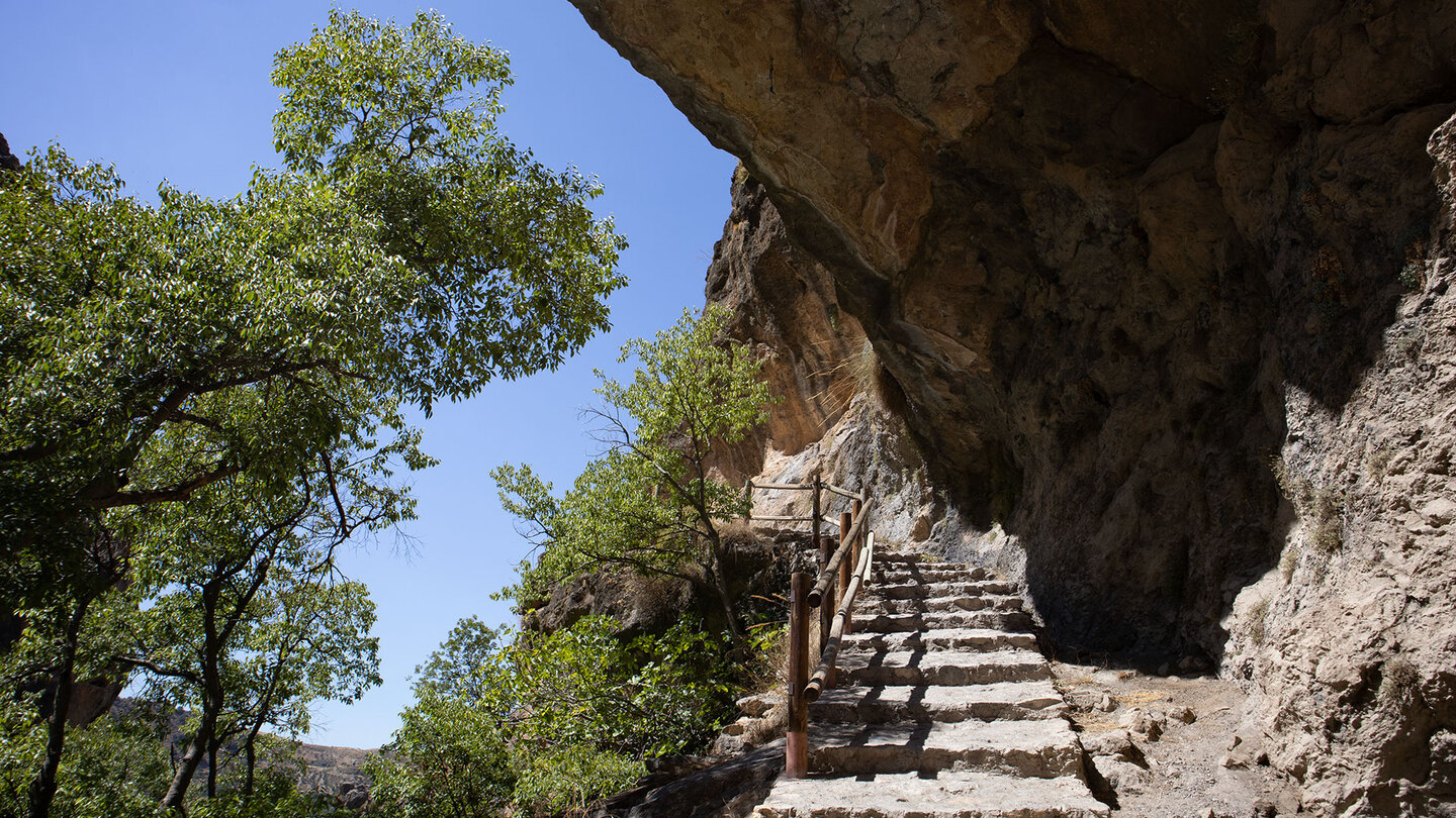 Treppe entlang der Felswände der Monachil-Schlucht