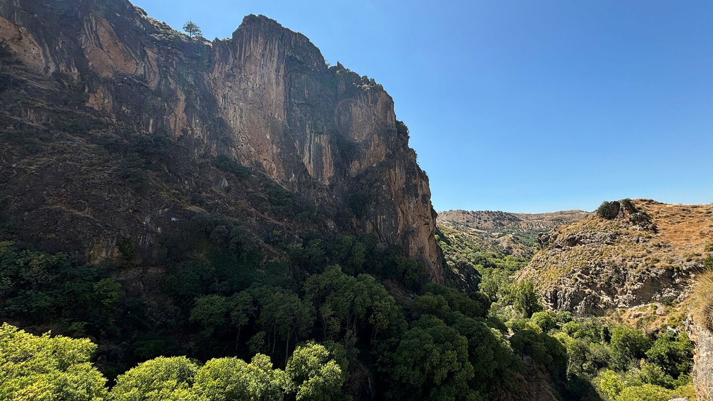 das grüne Tal des Río Monachil eingerahmt von Felswänden