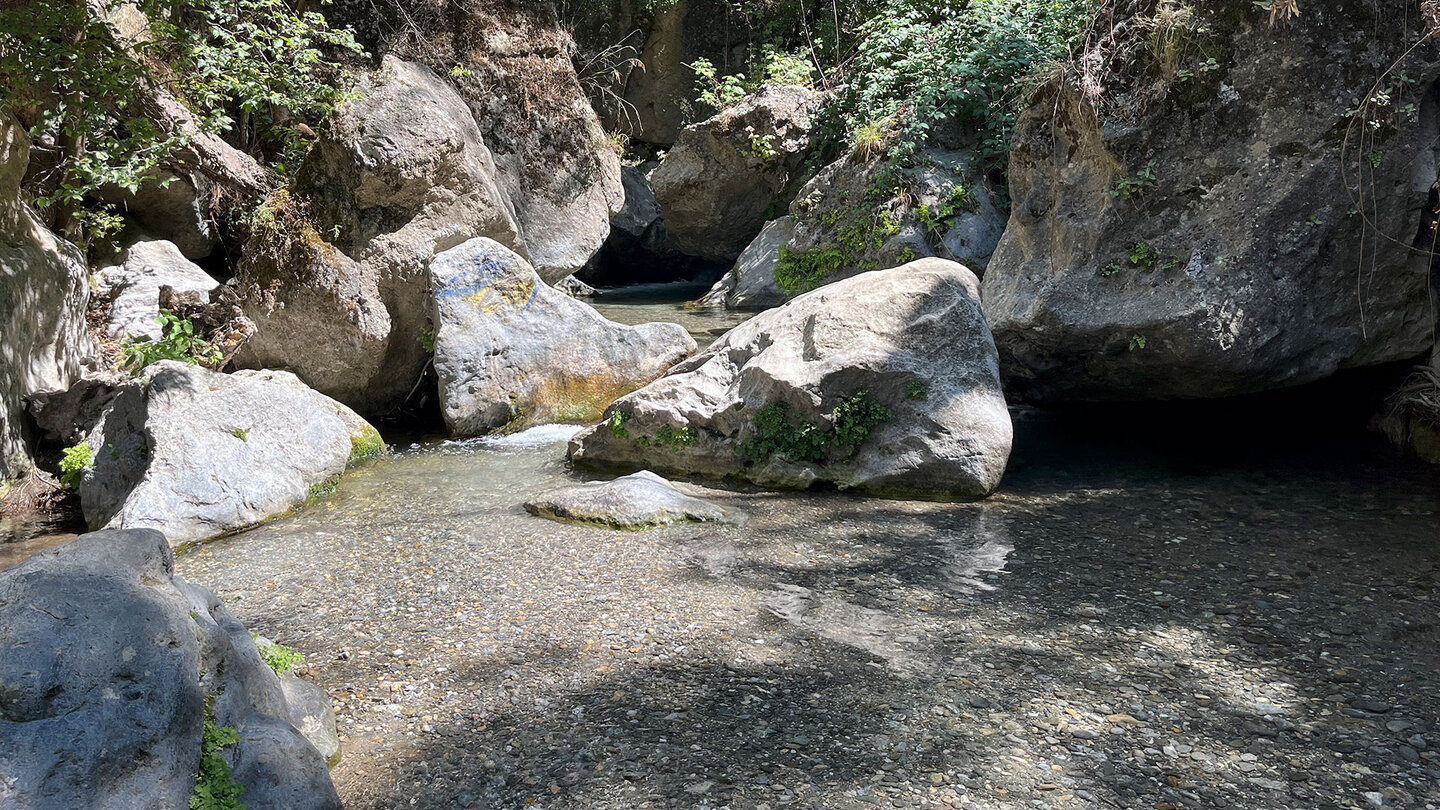 am felsigen Bachbett des Río Monachil