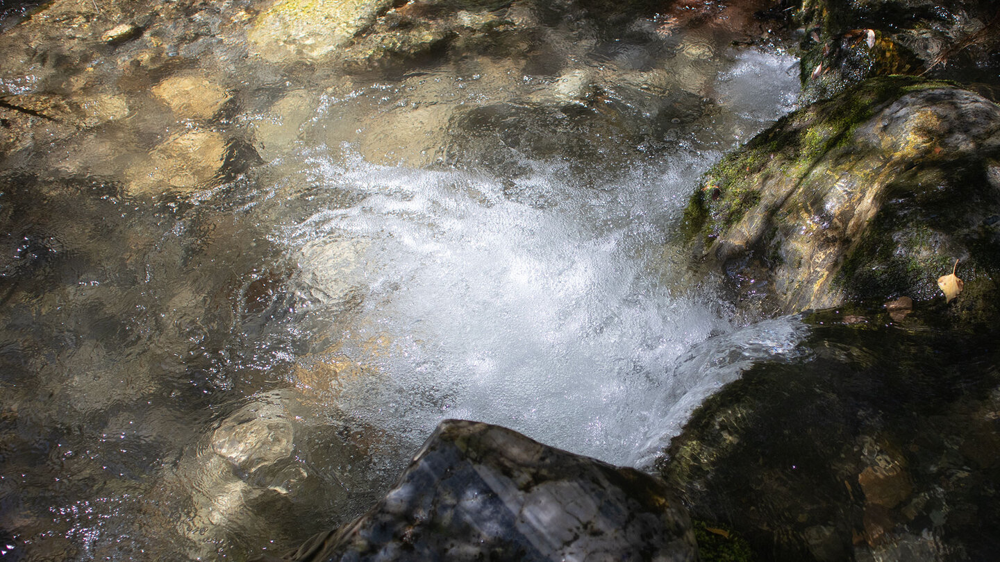 sprudelndes Wasser im Flusslauf des Río Monachil