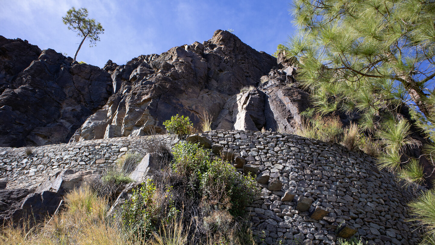 Wanderung entlang des teils aufgemauerten Wasserkanals