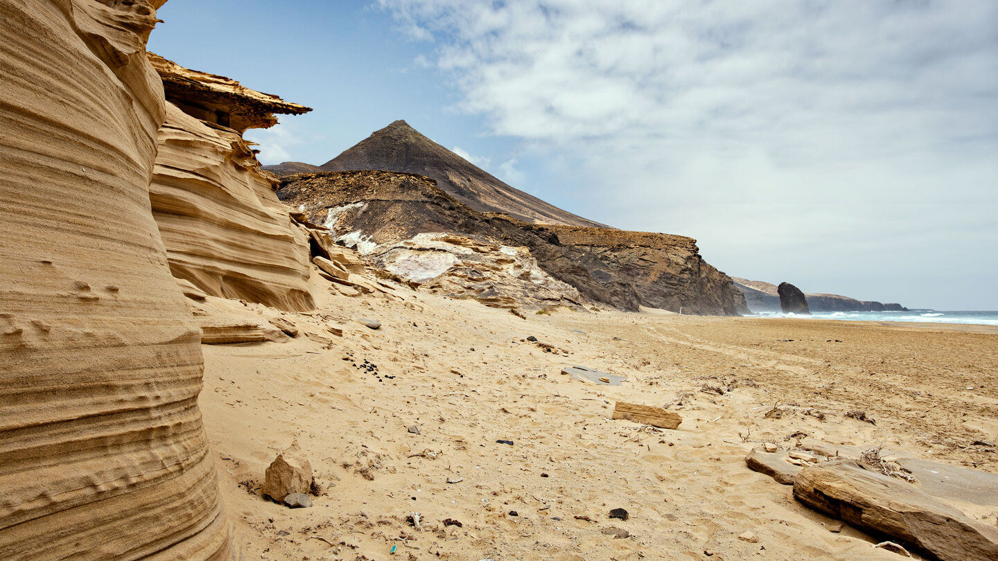 der dunkle Fels Roque del Morro erhebt sich aus dem Ozean