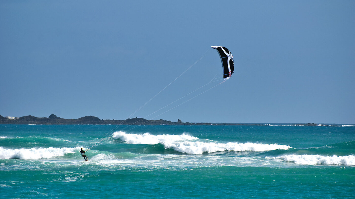 Kitesurfen in der Brandung an den Playas Grandes de Corralejo auf Fuerteventura