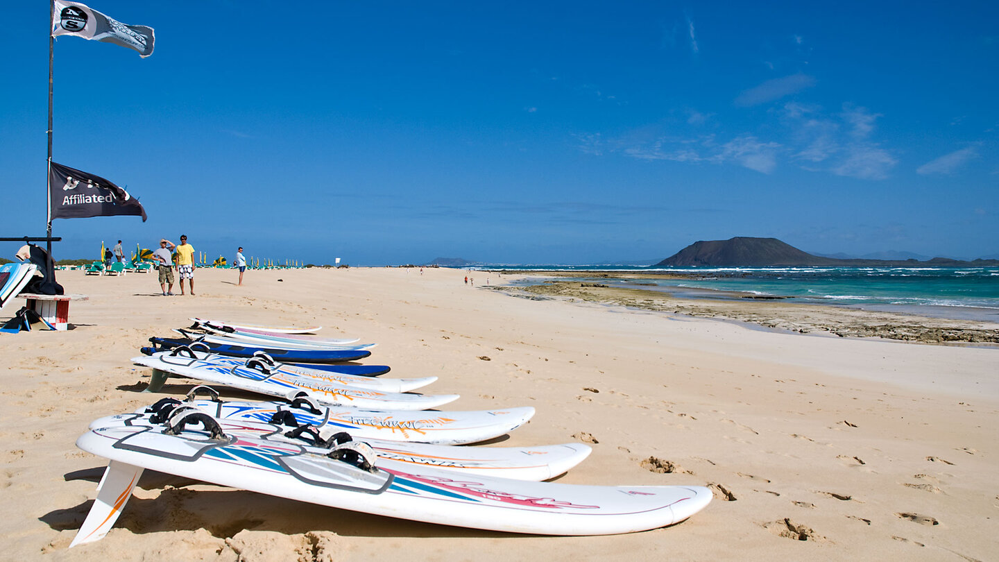 Surfboards sind ein beliebtes Sportgerät an den Stränden von Corralejo auf Fuerteventura