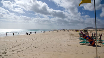 Blick entlang der endlos erscheinenden Playas Grandes de Corralejo auf Fuerteventura