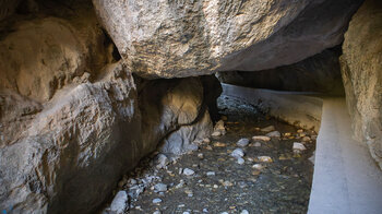 Felstunnel entlang der Wanderung Cahorras de Monachill