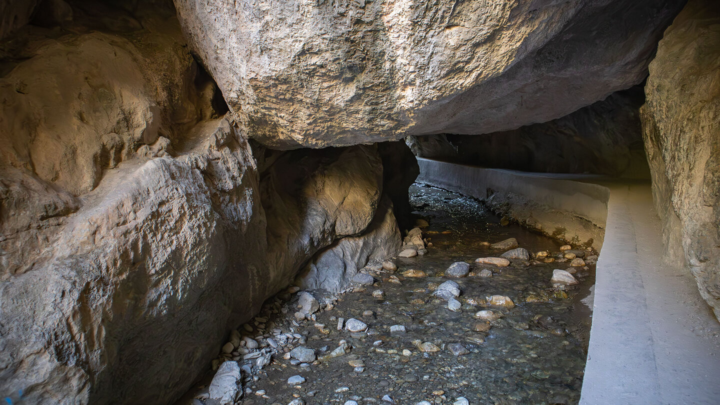 Felstunnel entlang der Wanderung Cahorras de Monachill