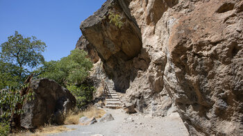 Treppe an den Felsformationen zum Mirador de Río Monachill