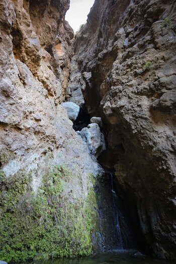 Der Wasserfall Cascada del Rio im Fels des Barranco del Río