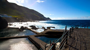 Blick über die Becken von Piscinas de La Fajana entlang der Küste von La Palma