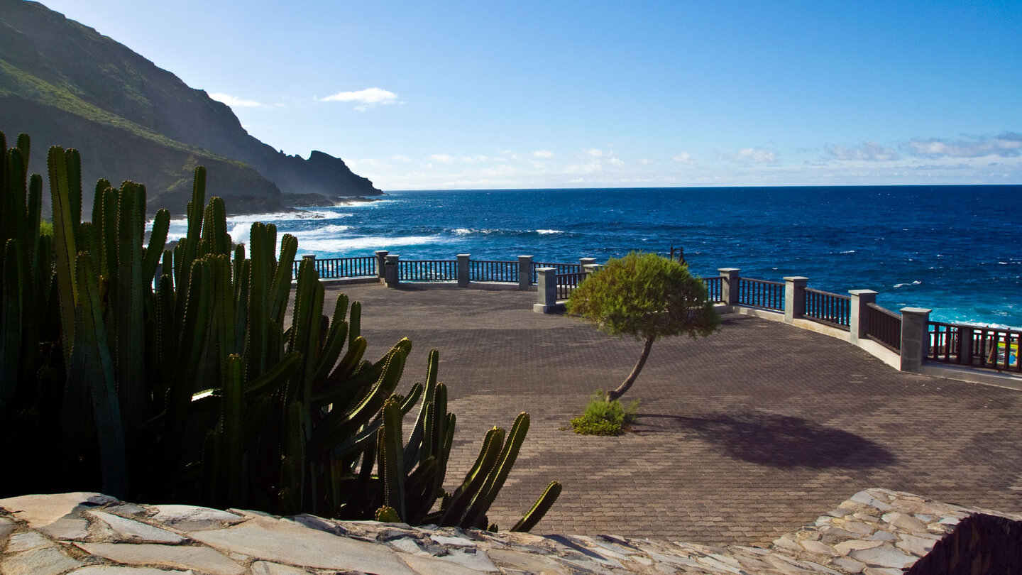 Platz oberhalb der Naturschwimmbecken Piscinas de La Fajana auf La Palma