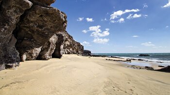 Felsformationen mit herrlichem Sandstrand an der Bucht Playa Caleta del Congrio auf Lanzarote