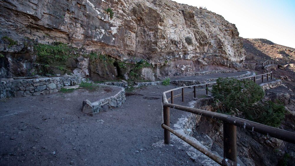 wandern zur Virgen del Tanquito einer Felskapelle am Montaña de Cardón