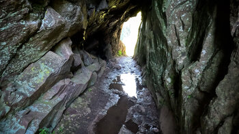 Felstunnel am Sentier des Roches