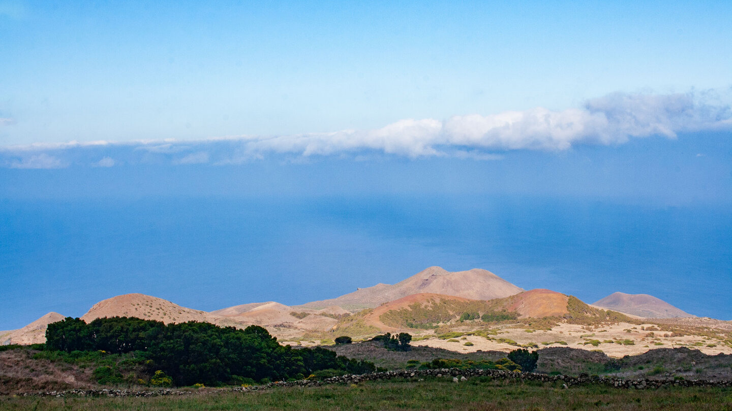 Blick vom Weideland La Dehesa über Vulkankegel auf den Atlantik