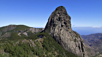 der Roque de Agando mit der Straße GM-2 vom Miradores de Los Roques auf La Gomera