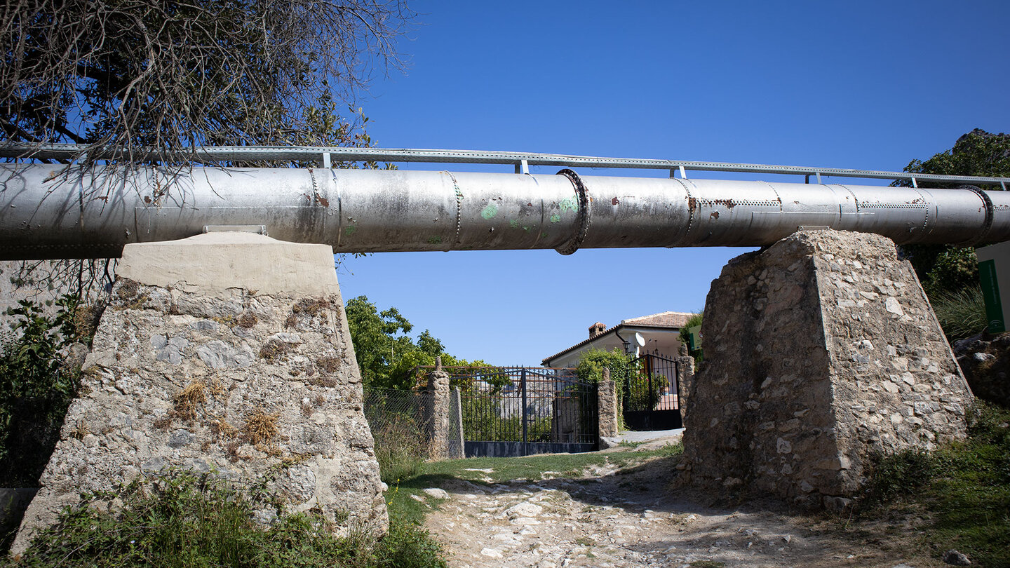 Wanderweg bei der Wasserleitung am Parkplatz Cortijo del Nacimiento