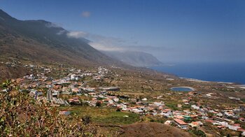 die Orte der früher kaum besiedelten Gemeinde La Frontera auf den sanft abfallenden Hängen des El Golfo Tals auf El Hierro