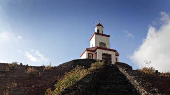 auf dem Vulkankegel Joapira thront der Glockenturm der Nuestra Señora de la Candelaria über dem Tal