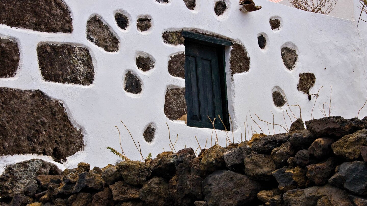 traditionelles Mauerwerk an der Ermita San Pedro in El Mocanal auf El Hierro