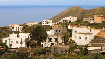 das Örtchen El Moncanal umgeben von sanfter Hügellandschaft auf El Hierro