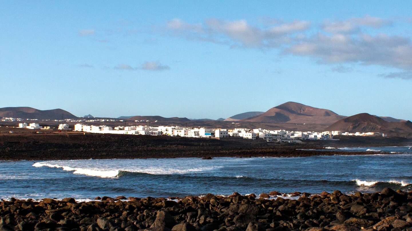 die Ortschaft La Santa bei Tinajo vor der Kulisse der ersten Berge des Vulkanparks auf Lanzarote