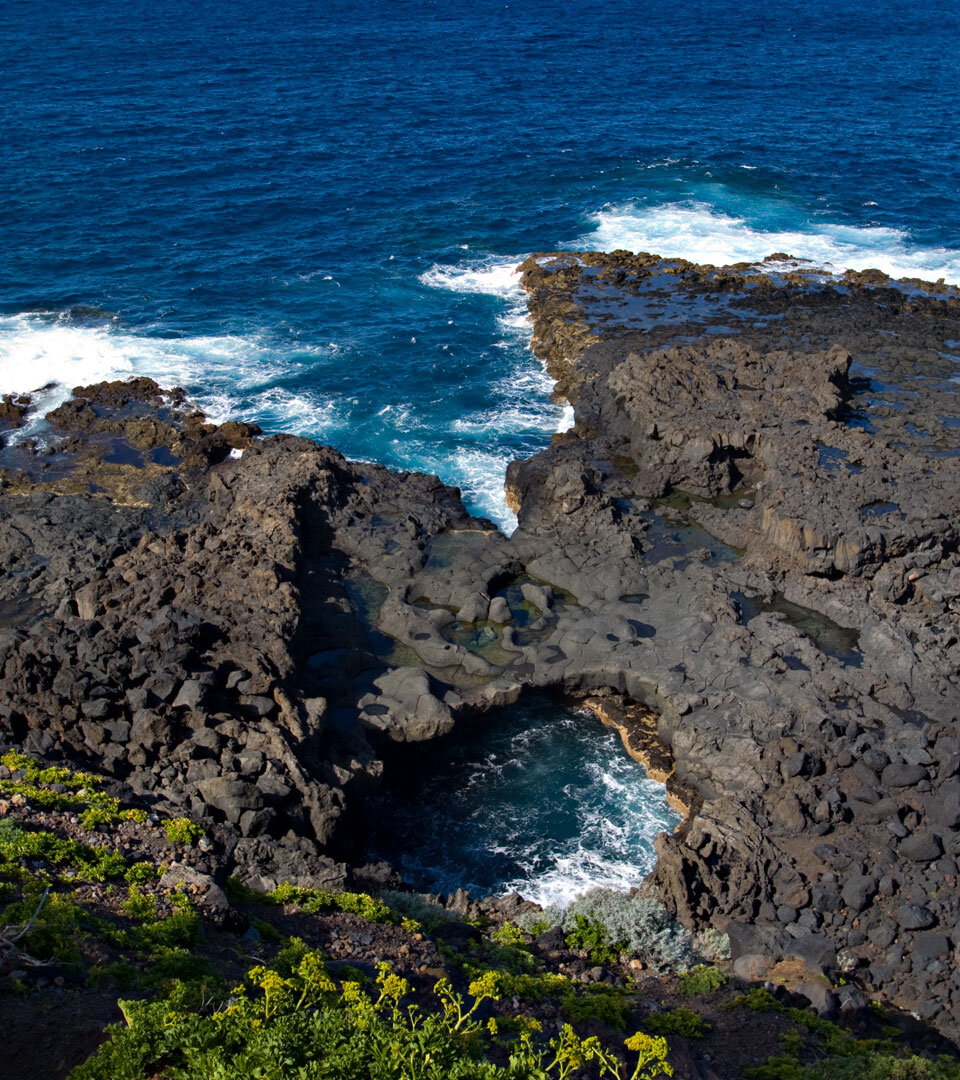 teils glattgewaschene Basaltformationen an der spektakulären Küste der Punta Cumplida auf La Palma