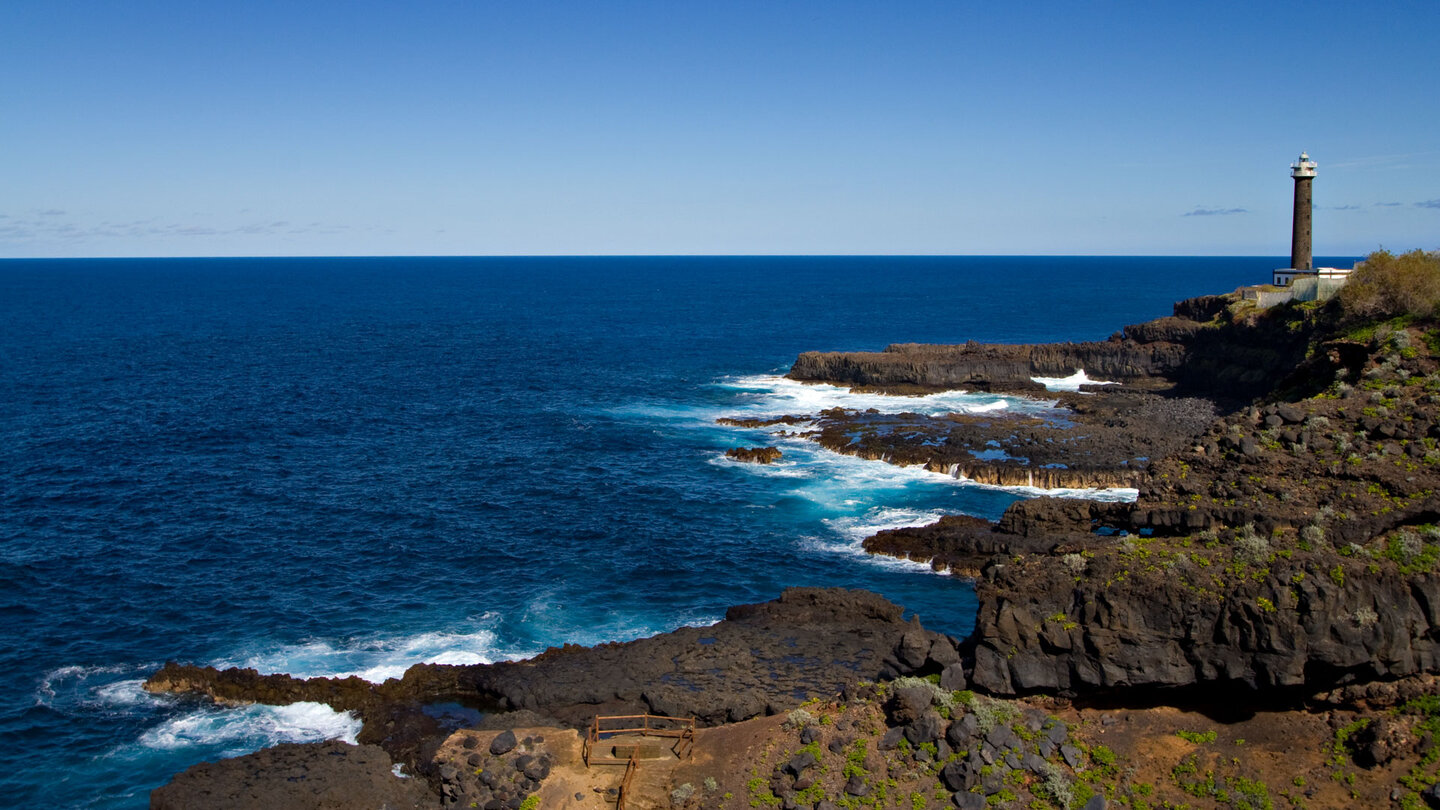 die Küstenlandschaft an der Punta Cumplida auf La Palma mit dem Leuchtturm im Hintergrund