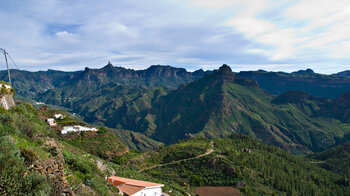 Blick zum Roque Bentayga vom Mirador de Unamuno auf Gran Canaria