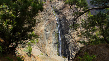 in die Tiefe stürzendes Wasser an der Cascada de Desfondada