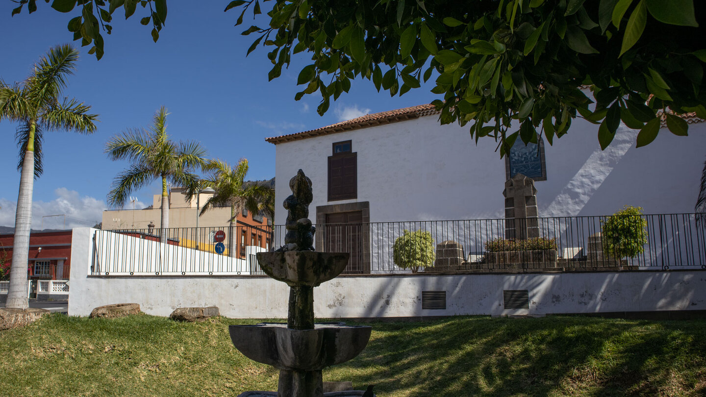 begrünter Platz vor der Kirche in Buenavista del Norte