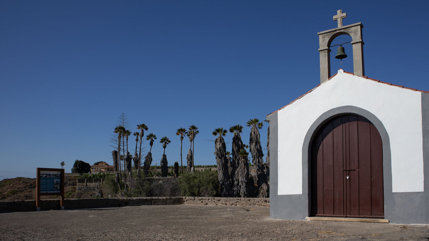 die kleine Kirche Nuestra Señora del Carmen an der Playa de los Barqueros