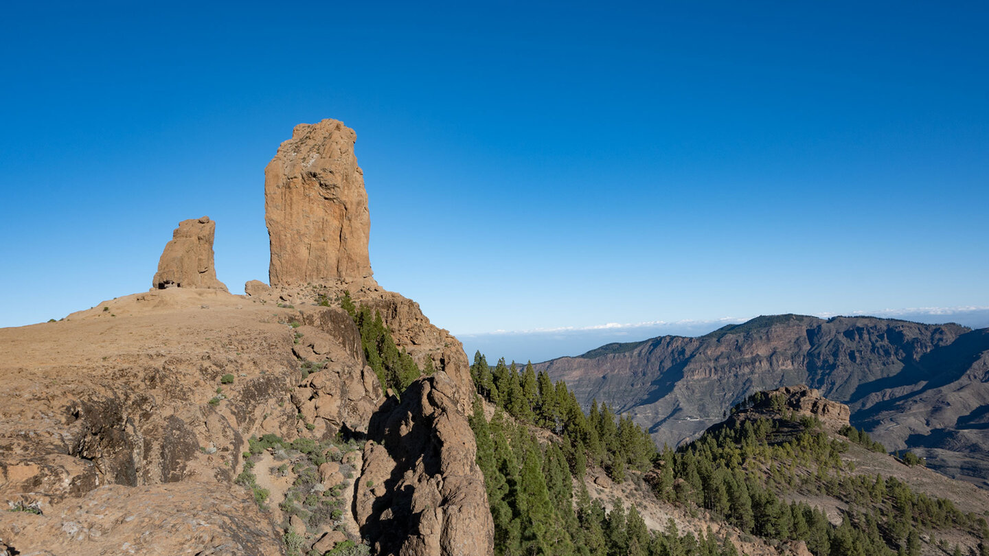 Blick auf Roque Nublo und Risco la Fogalera