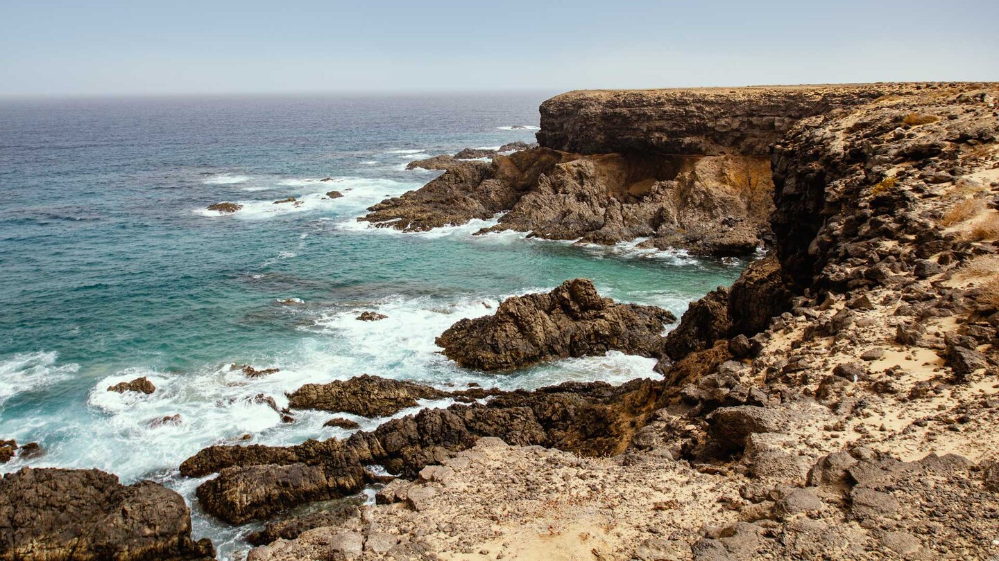 zerklüftete Felsformationen an der Atlantikküste