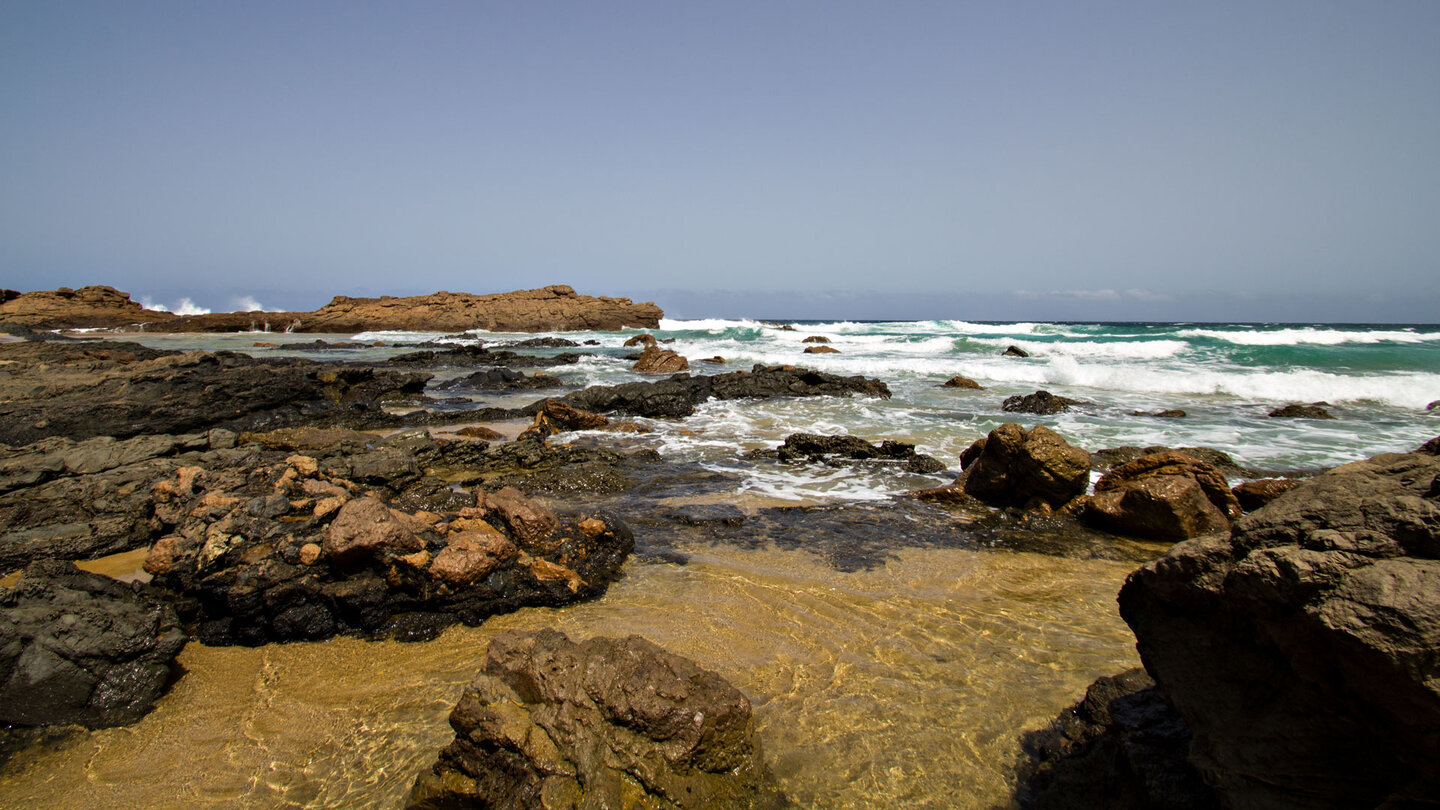 Felsformationen am Jarugo-Strand