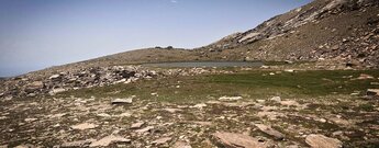 Bergsee Laguna del Majano vom Wanderweg am Rio Mulhacén