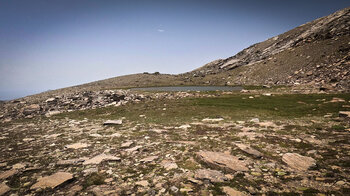 Bergsee Laguna del Majano vom Wanderweg am Rio Mulhacén