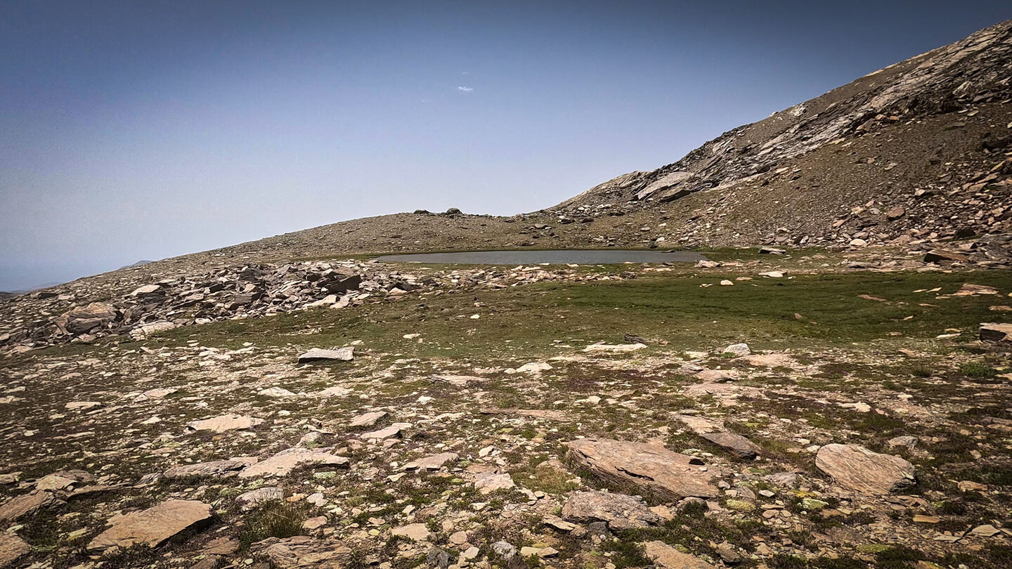 Bergsee Laguna del Majano vom Wanderweg am Rio Mulhacén