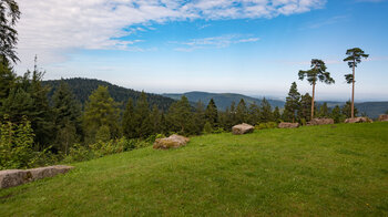 Rastplatz mit Fernblick an der Hahnenfalzhütte